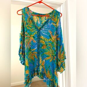 Democracy Woman’s Cold Shoulder Top Size Large